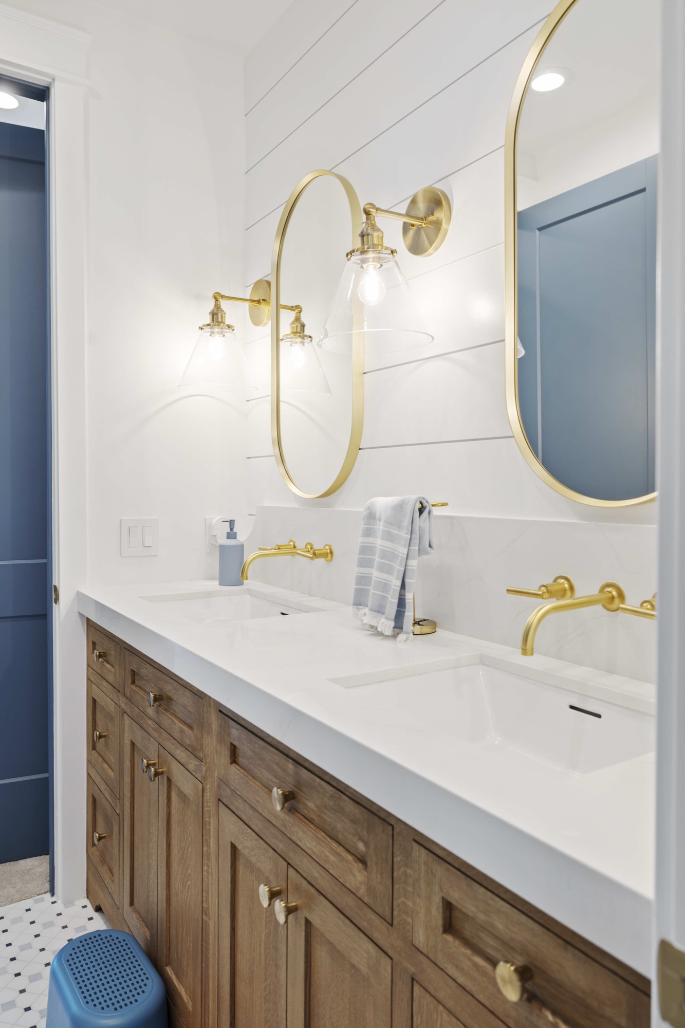 Country Cove — luxury home by C&M Home Designs